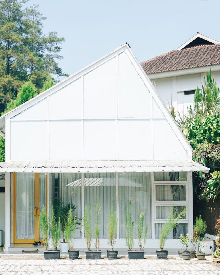 #eb_review
Villa kecil dibalik rimbunnya pepohonan pinus dan gemercik aliran sun...