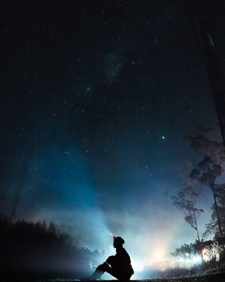 Starring at the night and hear the universe whispering to you.
Photo by  
#explo...