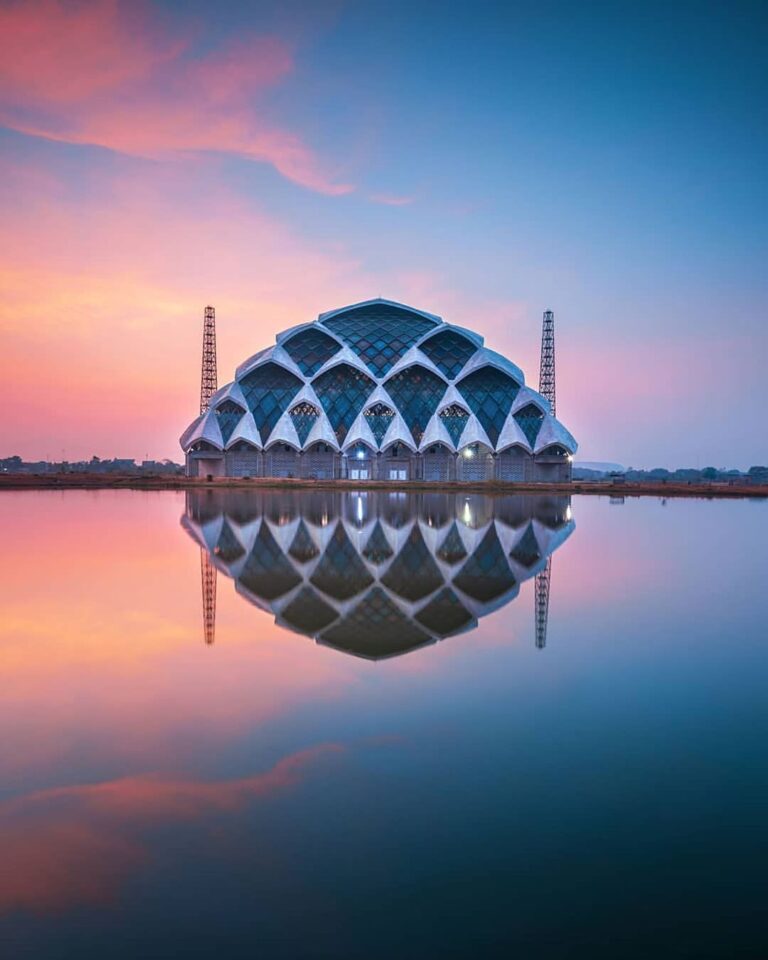 The place that can be a self-reflection is absolutely pacified.
Photo by  
#expl...