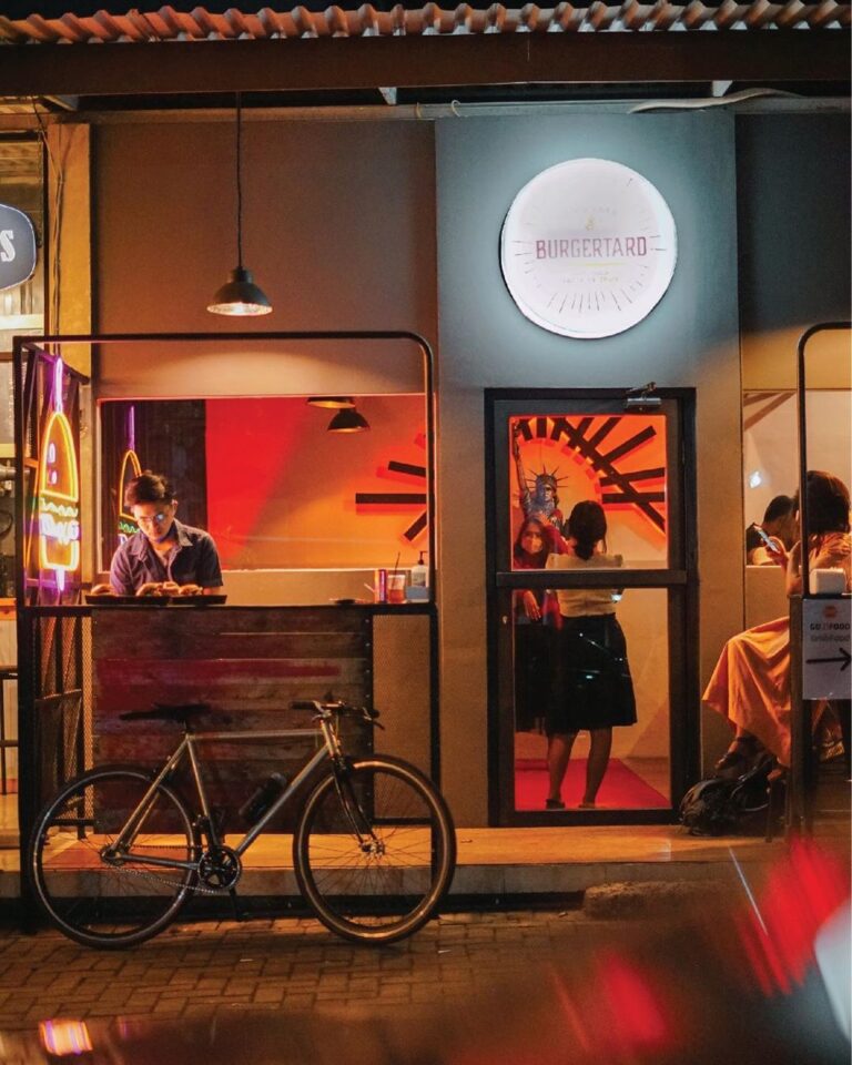 We are a fan of properly made burger. Kami pun mencoba  yang berlokasi di Jalan ...