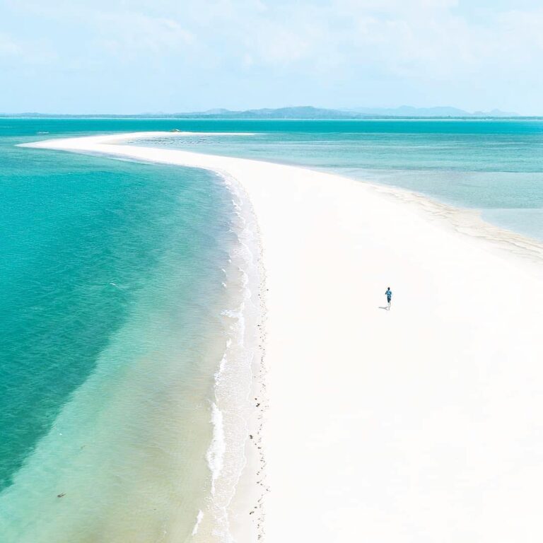 Jika kamu lihat foto ini, seakan tempat ini bukan berada di Pulau Bangka ya? Tem...