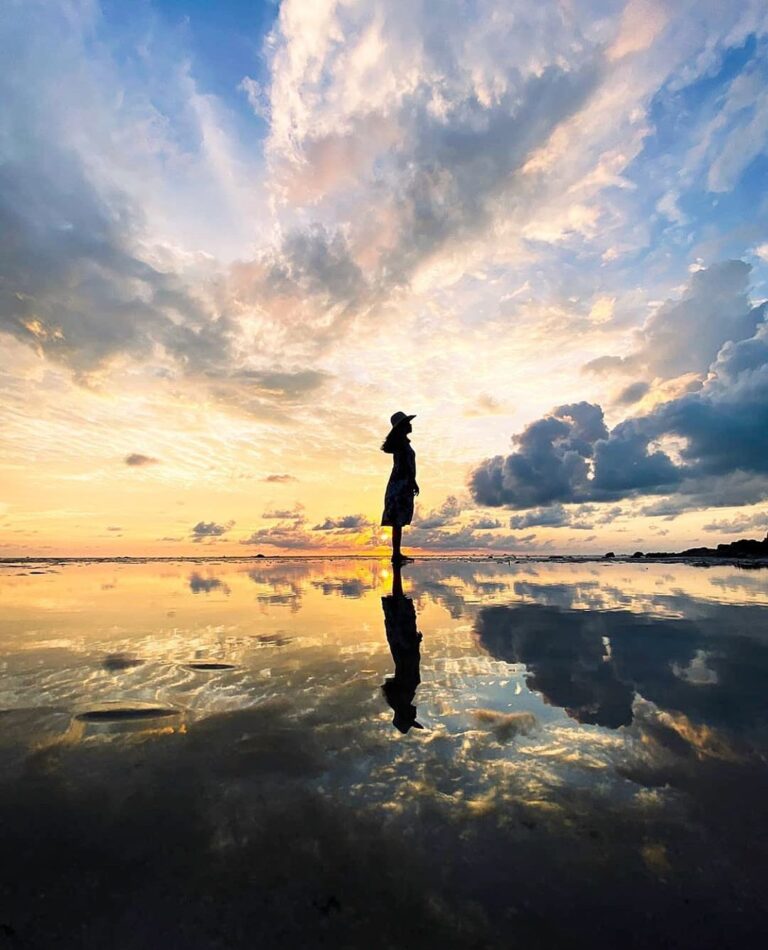 Location : Pantai Tanjung Bunga, Pangkalpinang, Bangka Island, Indonesia.

Photo...