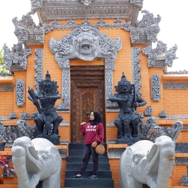 Pura dengan arsitektur yang cantik tidak hanya bisa dijumpai di pulau Bali saja....