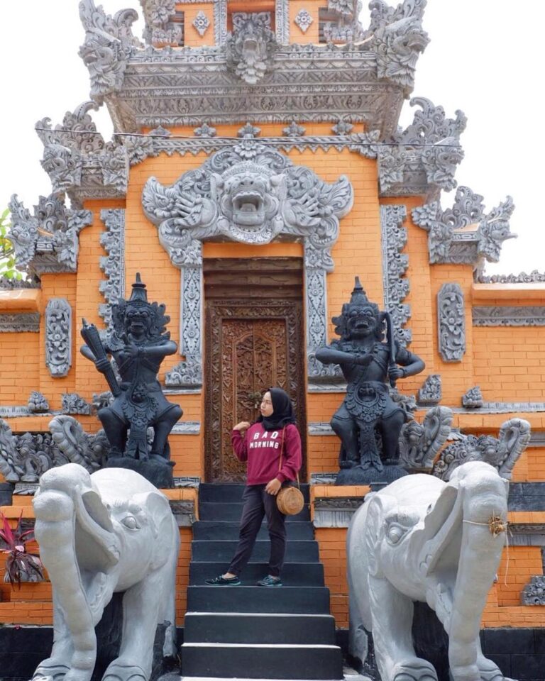 Pura dengan arsitektur yang cantik tidak hanya bisa dijumpai di pulau Bali saja....