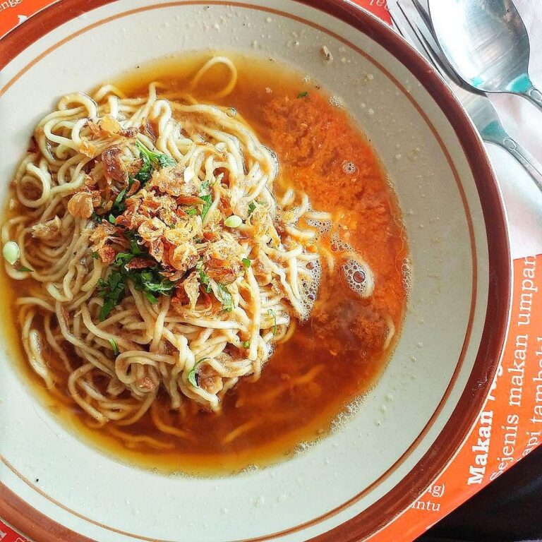 Salah satu makanan khas yang hanya bisa ditemui di pulau Bangka, yakni mie Koba....