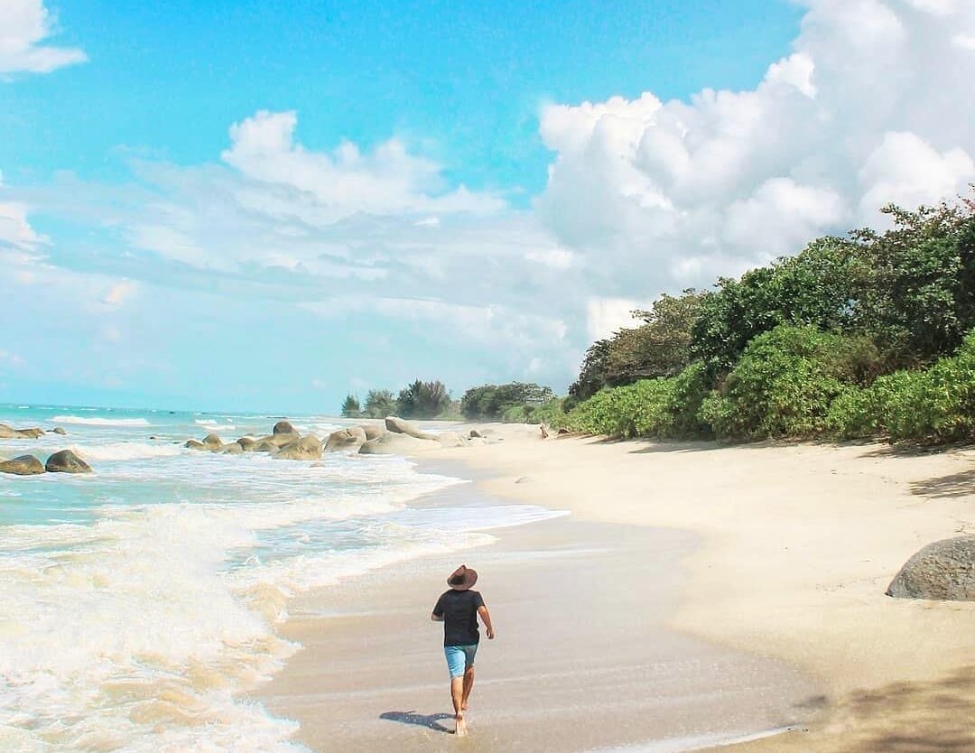 Seperti pantai pantai lain di Pulau Bangka, Pantai Penyusuk juga menyajikan pasi...