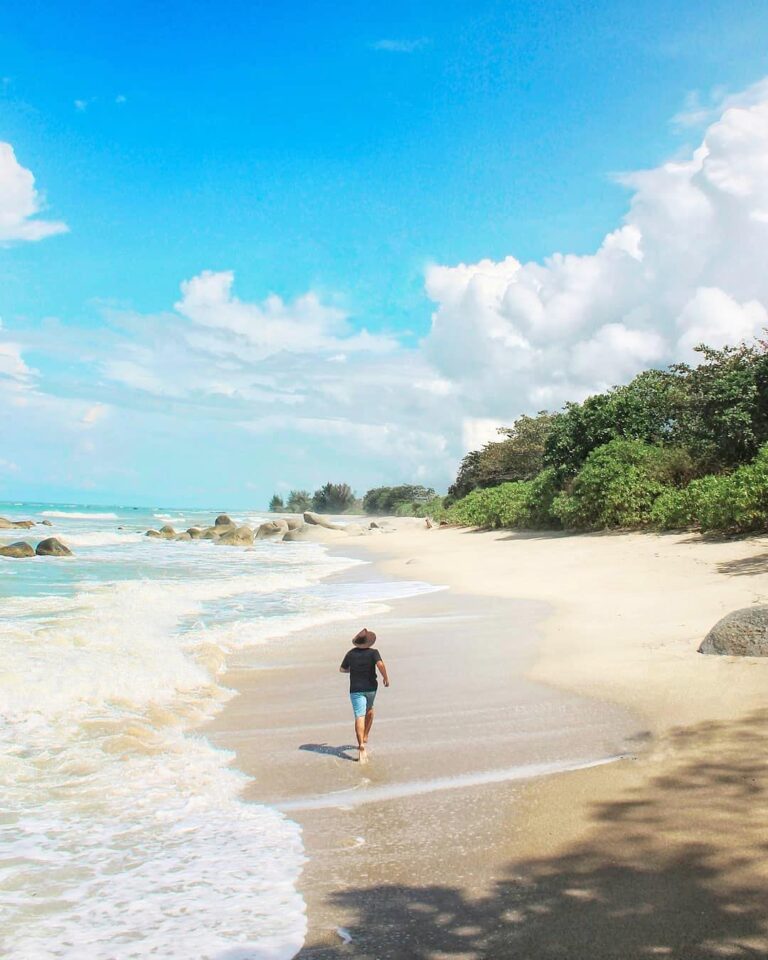 Seperti pantai pantai lain di Pulau Bangka, Pantai Penyusuk juga menyajikan pasi...