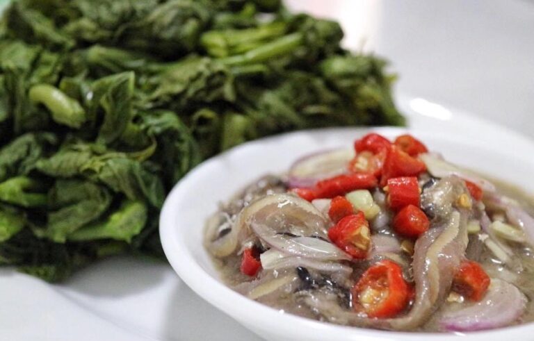 Sudah kenal dengan masakan ini?
Sambal ini menggunakan ikan bilis sebagai bahan ...