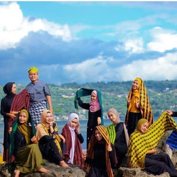 Kaum millennial berpose menggunakan sentuhan buton & selendang buton. Mari lesta...