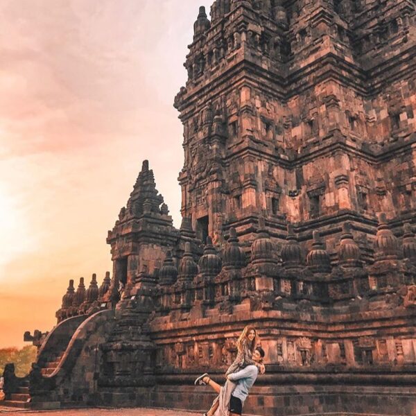 Bukankah setiap sudut kota Jogja bisa menyimpan banyak cerita romantis 

#explor...
