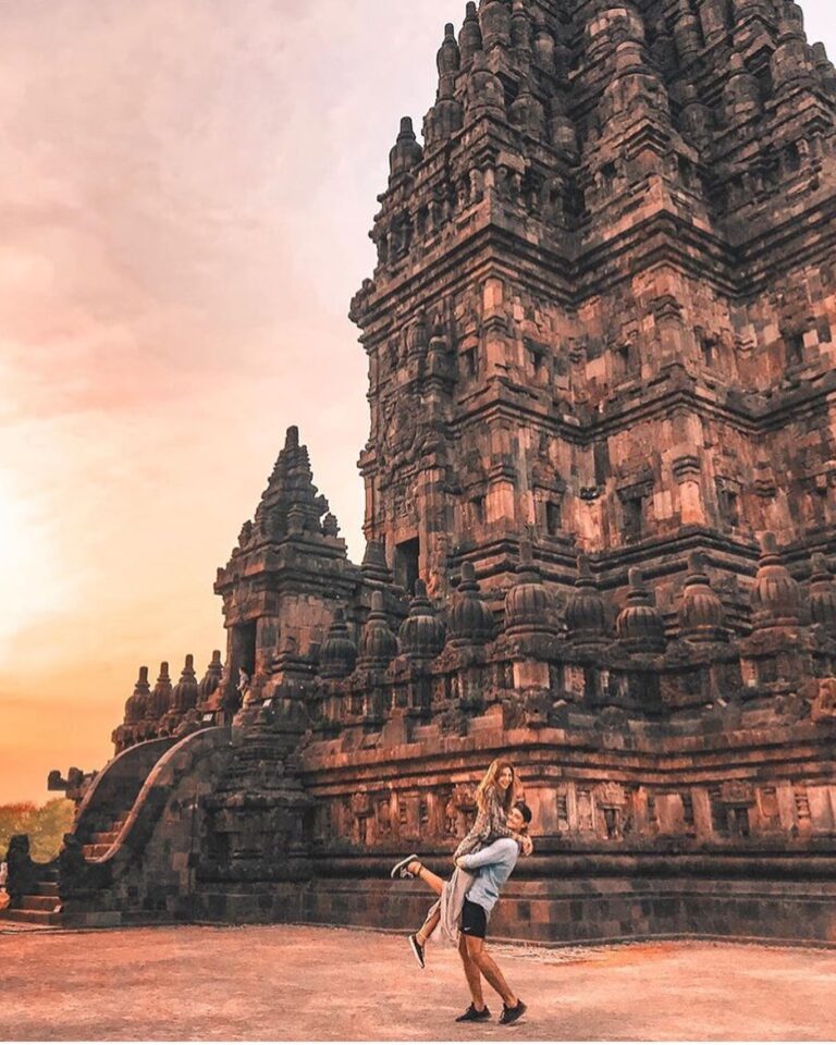 Bukankah setiap sudut kota Jogja bisa menyimpan banyak cerita romantis 

#explor...