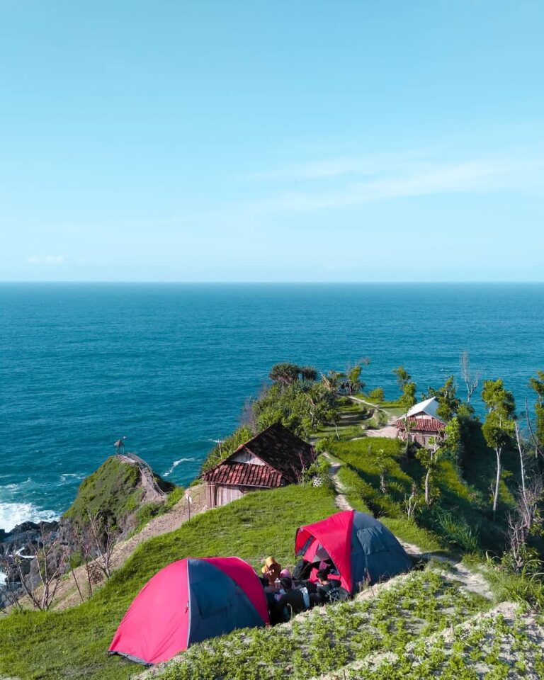 Camping di Pantai Siung seru nih. Tag dong temen kamu yang pengen banget kamu aj...