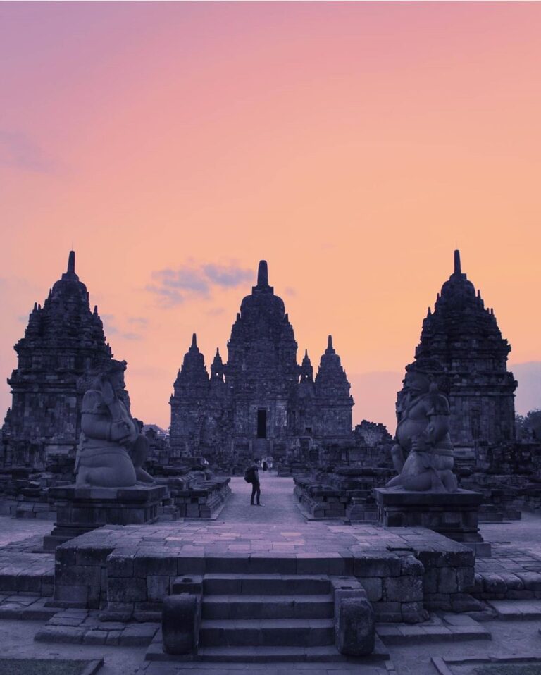 Jalan-jalan visual aja dulu 

#explorejogja photo today by  taken at Candi Sewu,...