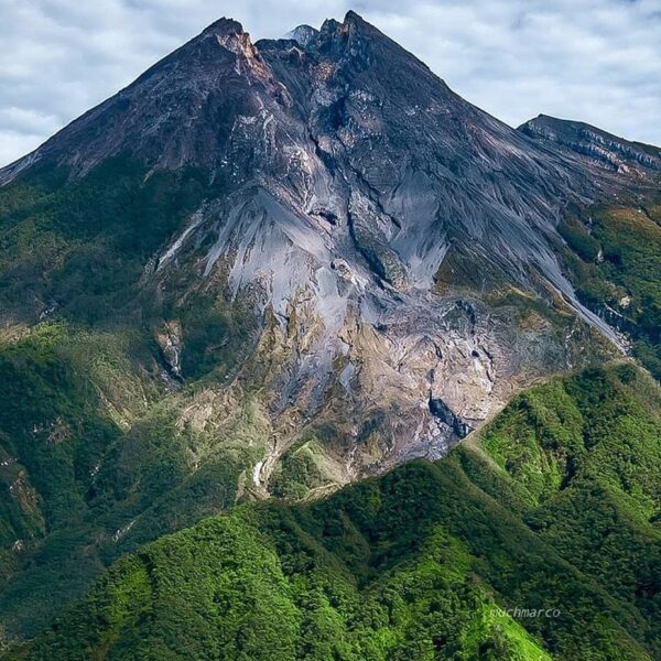 Merapi after eruption. 
#explorejogja photo today by  taken from Bukit Klangon, ...