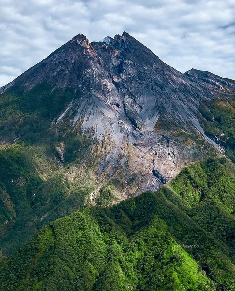 Merapi after eruption. 
#explorejogja photo today by  taken from Bukit Klangon, ...