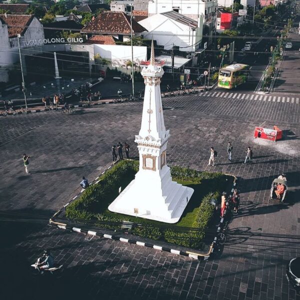 Selamat datang di Jogja. Selamat liburan. Jangan buang sampah sembarangan ya kal...