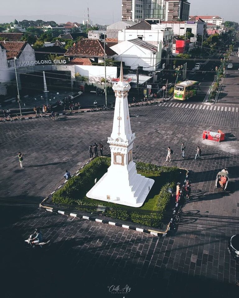Selamat datang di Jogja. Selamat liburan. Jangan buang sampah sembarangan ya kal...