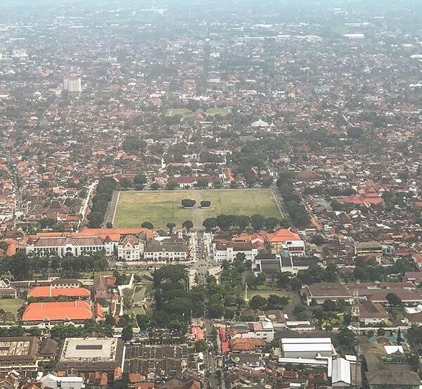 Sing Kuat Lur.

Kalian kalo landing ke Jogja pasti sering liat pemandangan ini. ...