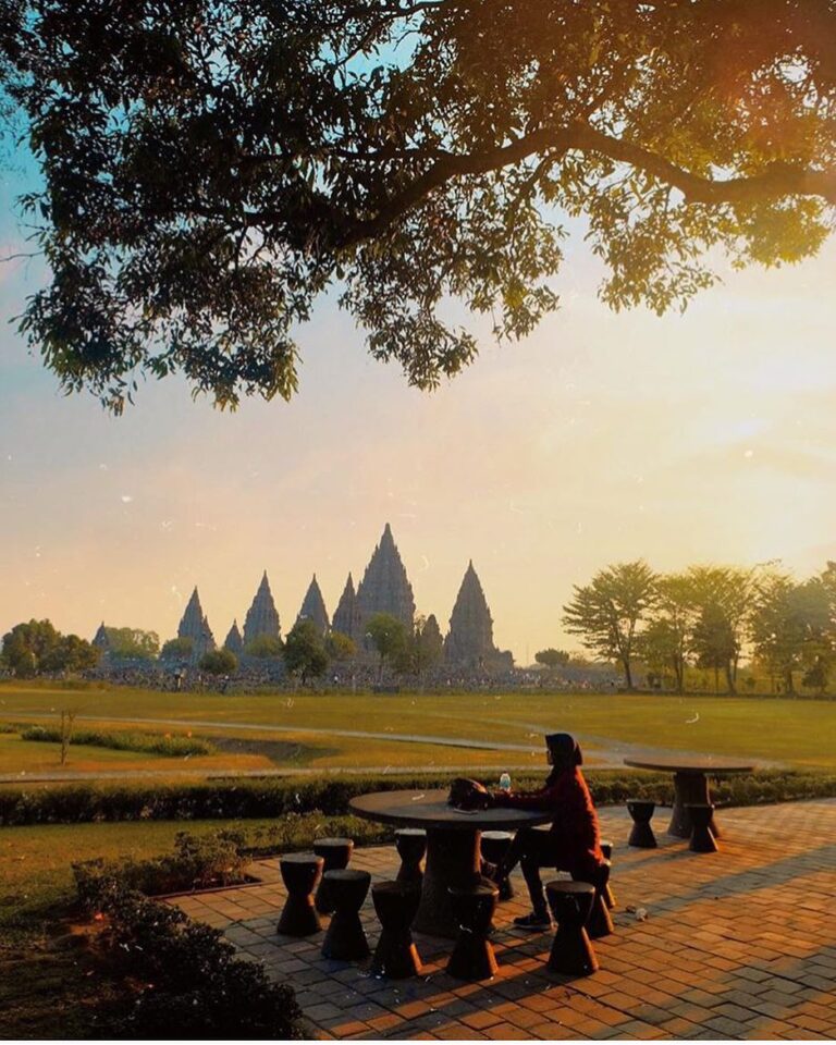 Soreku produktif. Kamu?

#explorejogja photo today by  taken at Candi Prambanan,...
