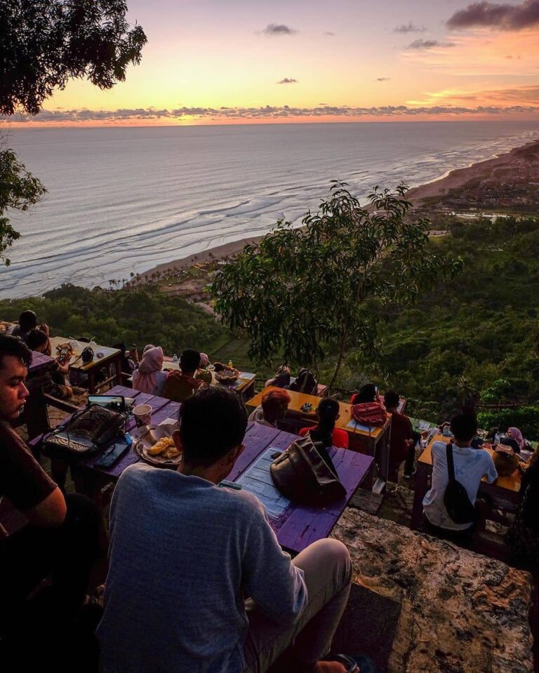 Sunsetan di Jogja di mana ya? Pasti yang terpikir olehmu di Bukit Paralayang ini...