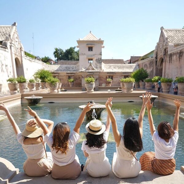 TGIF Friends!

Kalo kamu liburan ke Jogja enaknya jalan sama keluarga, teman, pa...