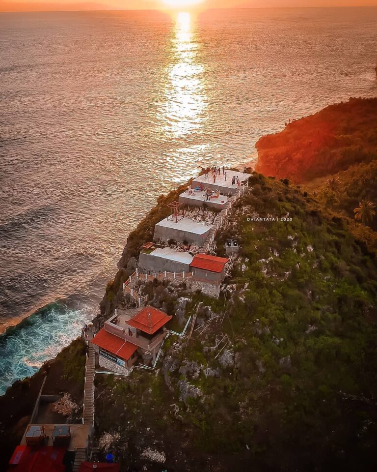 Tempat yang cakep banget buat sunsetan ini sudah buka ya
"tapi kamu harus tetap ...