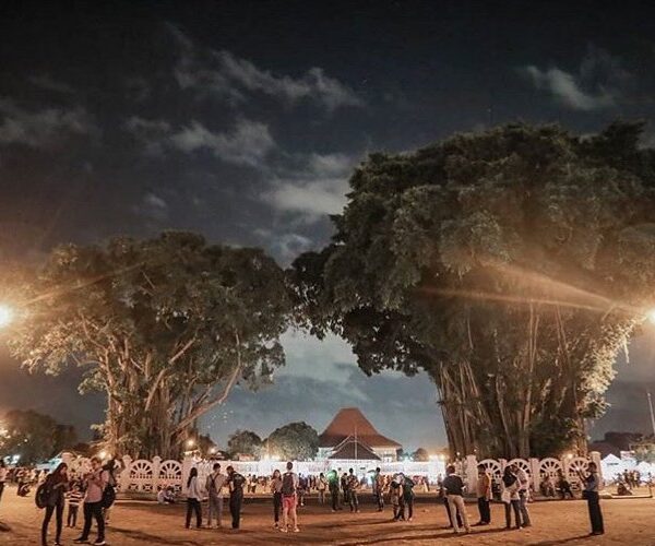 Udah coba ngelewatin beringin kembar di Alun-Alun Kidul?

Mitosnya kalau kamu bi...