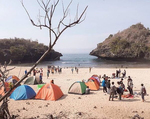 Weekend ini kamu camping ga Lur. Nih, salah satu pantai yang enak buat camping d...