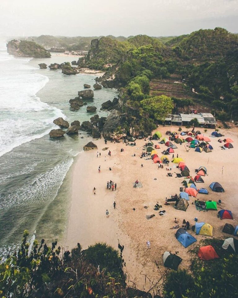 Yuk camping lagi weekend ini

#explorejogja photo today by  taken at Pantai Ngru...