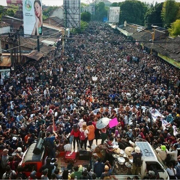 dari #GejayanMemanggil semoga aspirasi kita semua mereka dengar.

Photo by  cove...