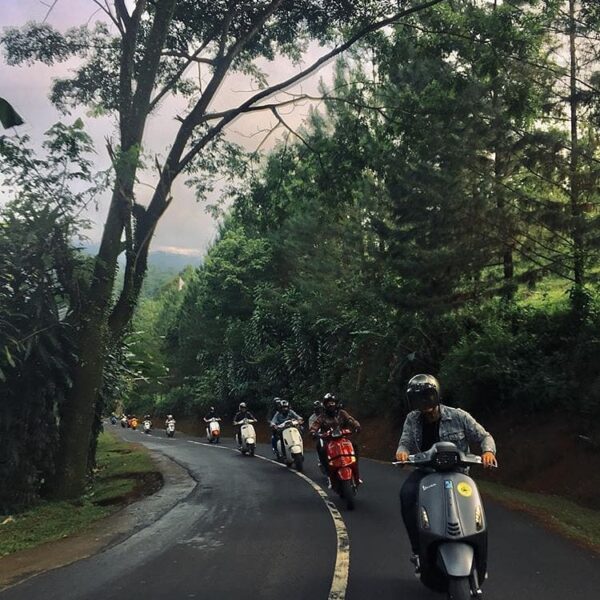 Berlibur tidak selalu harus dilakukan dengan menetap di satu tempat tujuan wisat...