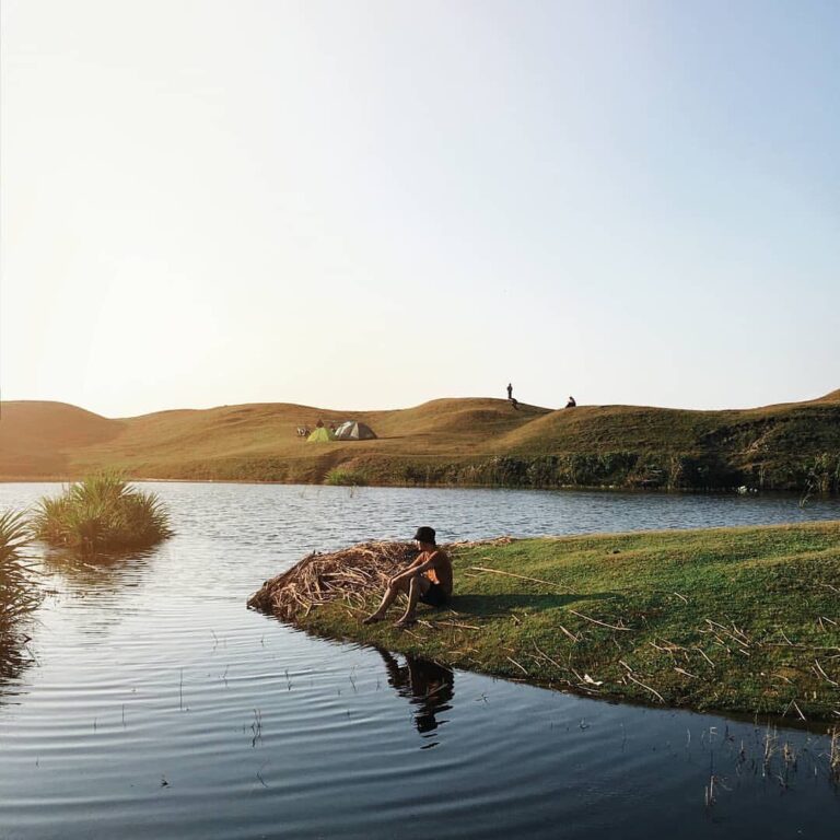 Chillin’ by the lake. 
Photo by  #exploresukabumi...
