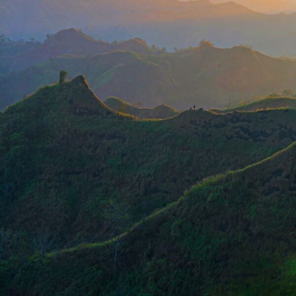 Look at those beautiful layers taken from Gunung Tumpeng! Unreal, isn’t it? #exp...
