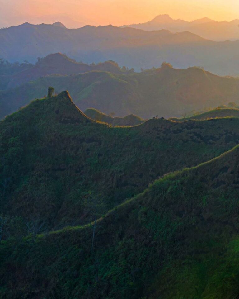 Look at those beautiful layers taken from Gunung Tumpeng! Unreal, isn’t it? #exp...