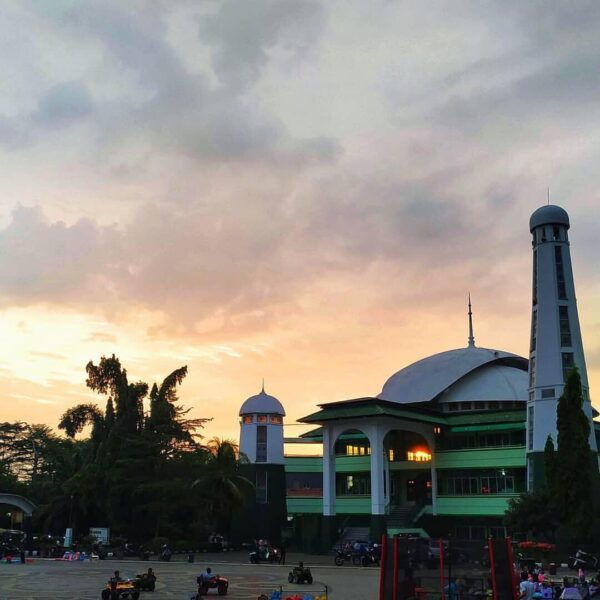 One fine afternoon at Alun-alun Palabuhanratu by  #exploresukabumi...