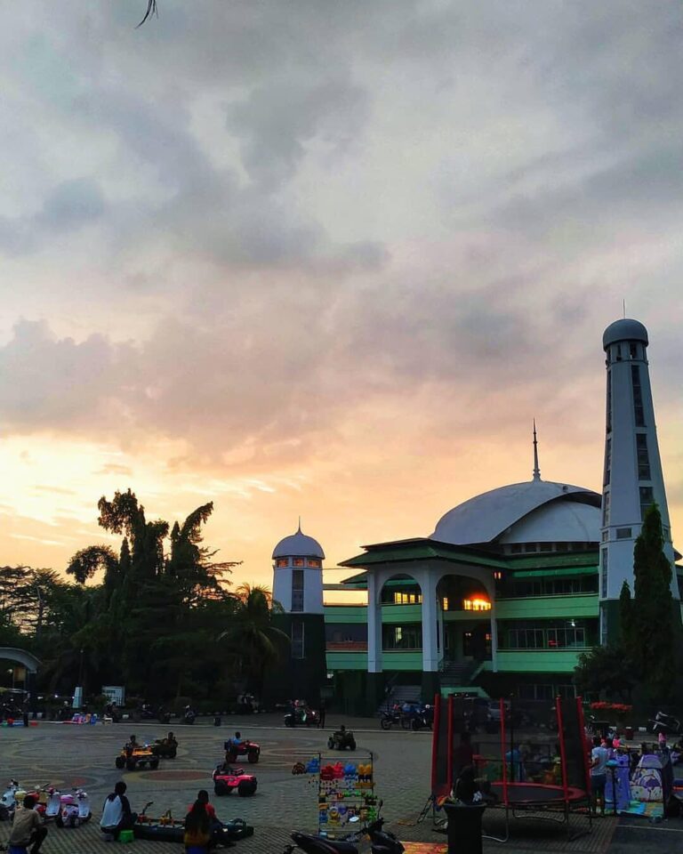 One fine afternoon at Alun-alun Palabuhanratu by  #exploresukabumi...