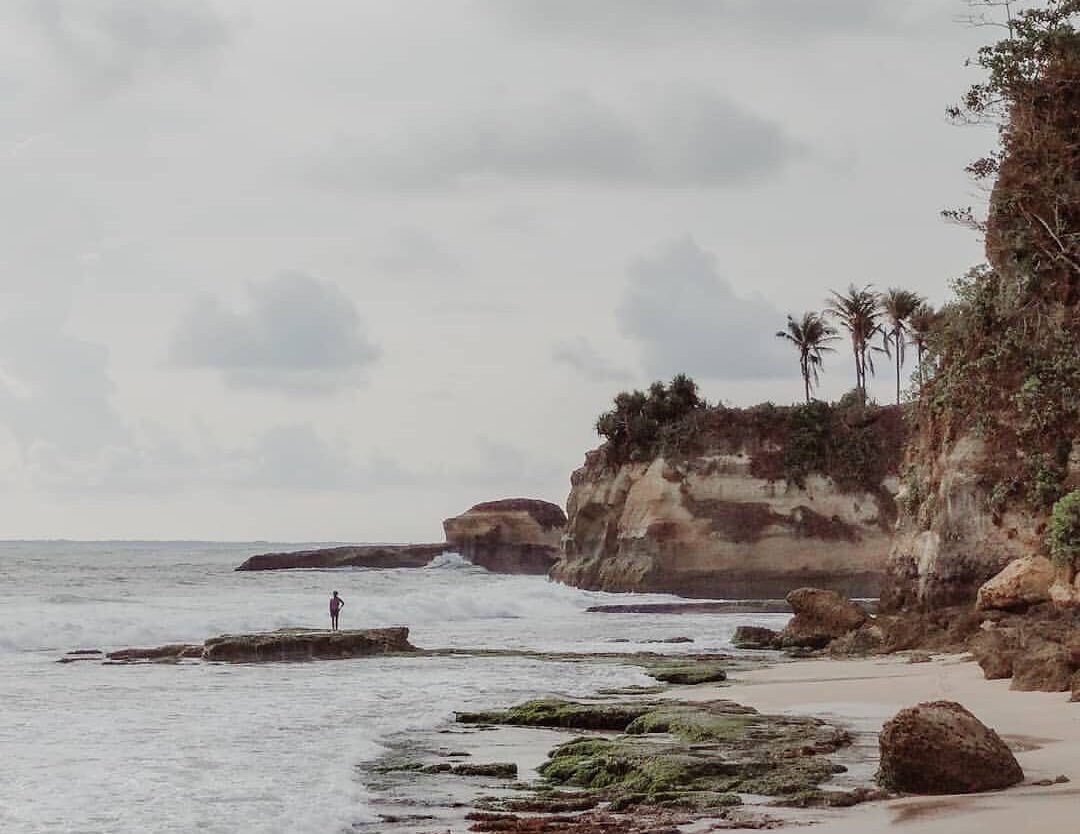 Pantai Karang Gantungan
Di awal tahun 2020, pantai yang berlokasi di kawasan Sur...
