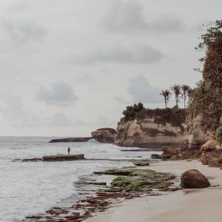 Pantai Karang Gantungan
Di awal tahun 2020, pantai yang berlokasi di kawasan Sur...