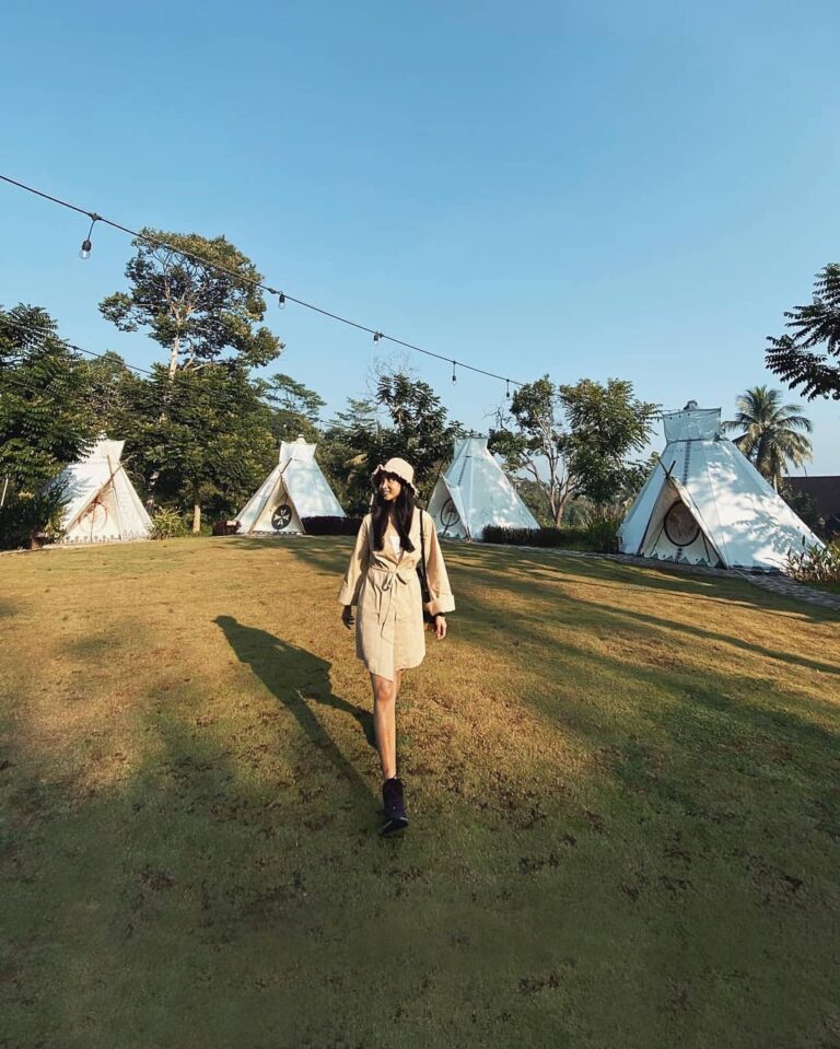 SWIPE >> The perfect escape in this situation, wouldn't you say? Save this thank...