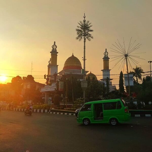 Tag your friend who you want to spend the sunset around the city with! Photo by ...