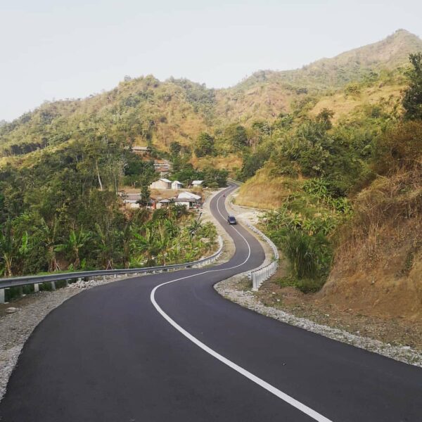 The road guides you to a better place. What is your today destination? #explores...