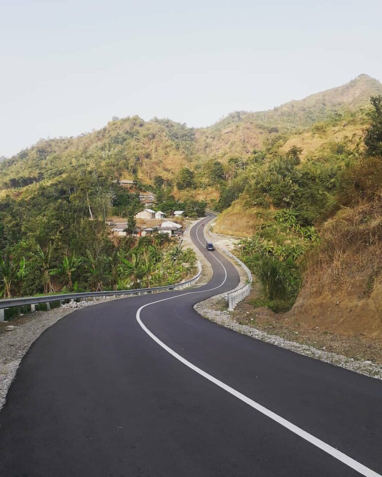 The road guides you to a better place. What is your today destination? #explores...