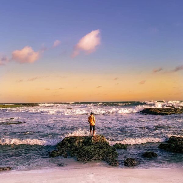 This is how golden hour at Pantai Minajaya looks like. Can you describe this pho...