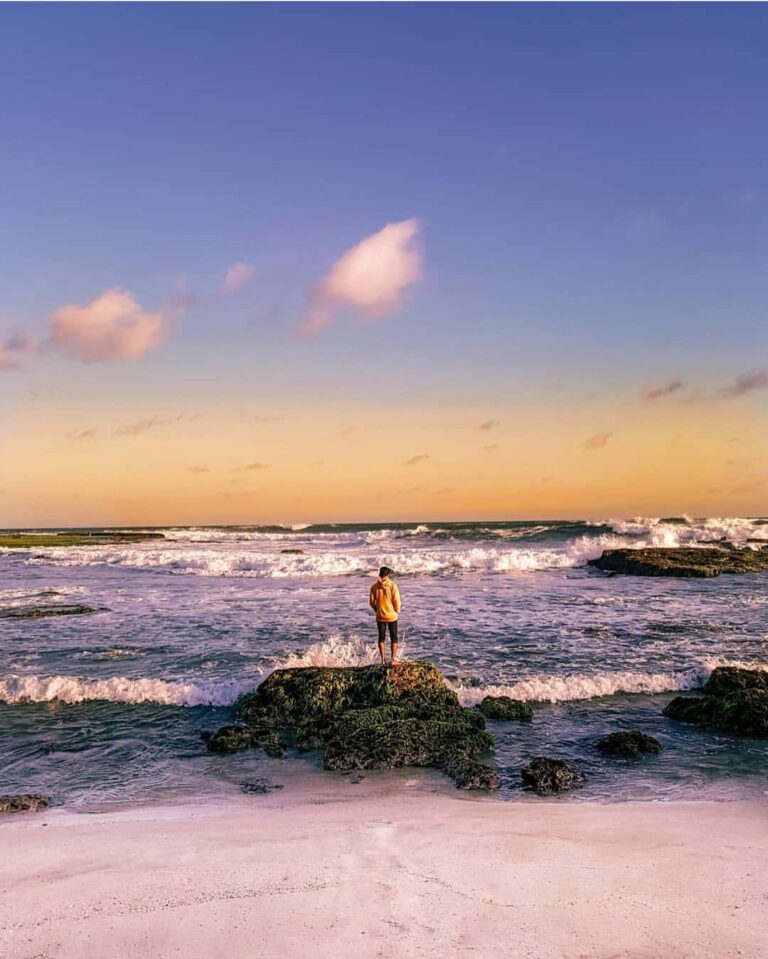 This is how golden hour at Pantai Minajaya looks like. Can you describe this pho...