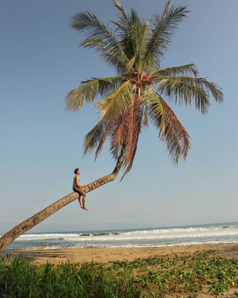 Weekend is coming! How about a slow-hanging day by the beach? Anyone? #exploresu...
