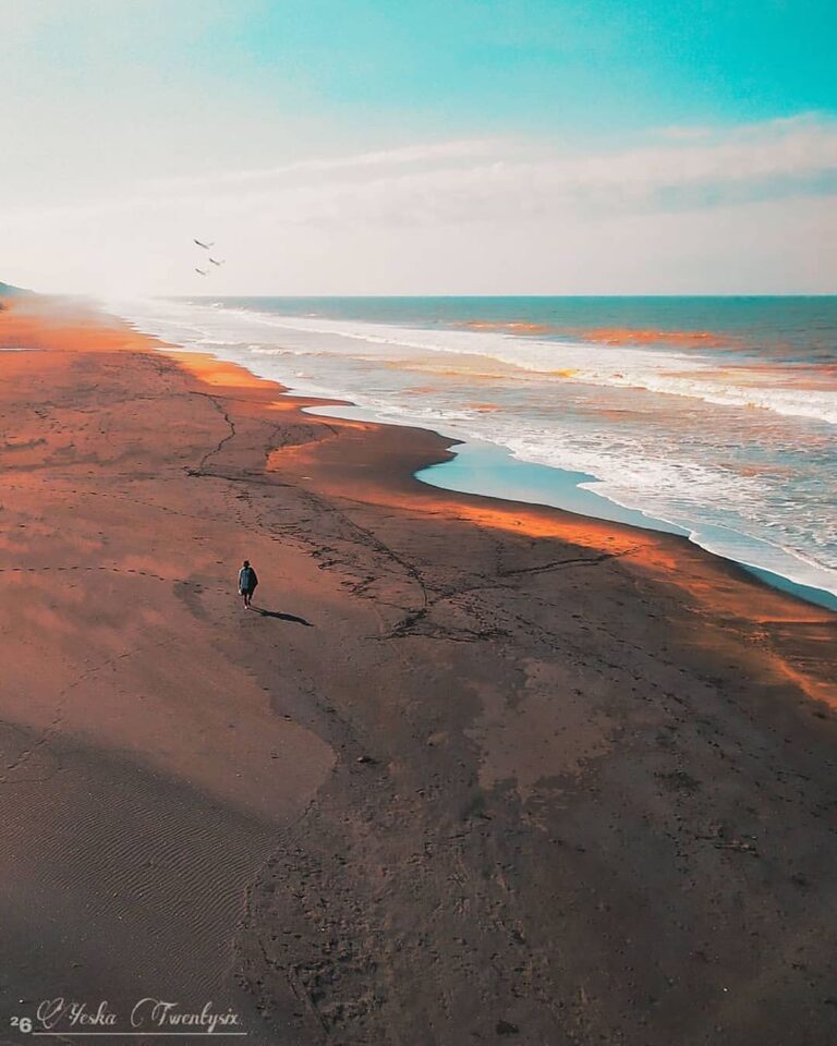 We’re speechless. Any words for this photo by  #exploresukabumi...
