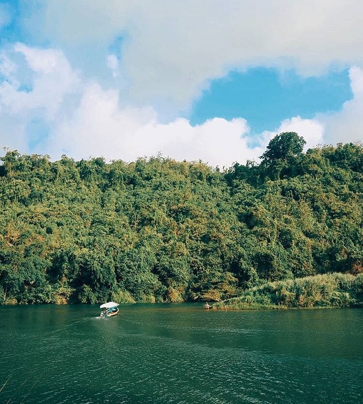 Whatever it is on your mind, don’t let it stop you to admire this emerald-colour...