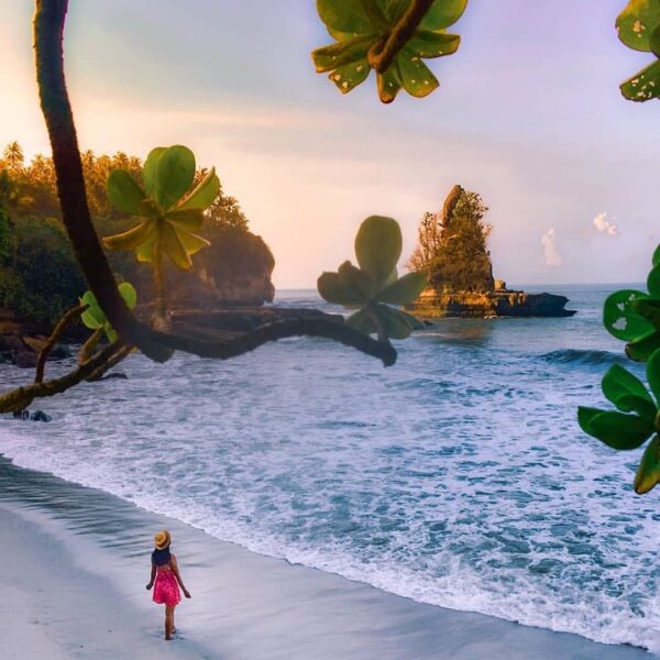 #exploresukabumi photo of Pantai Karang Gantungan nicely captured by  .
Have you...