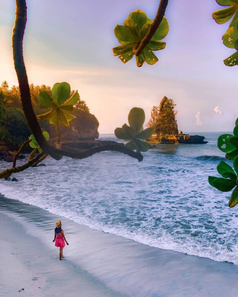 #exploresukabumi photo of Pantai Karang Gantungan nicely captured by  .
Have you...