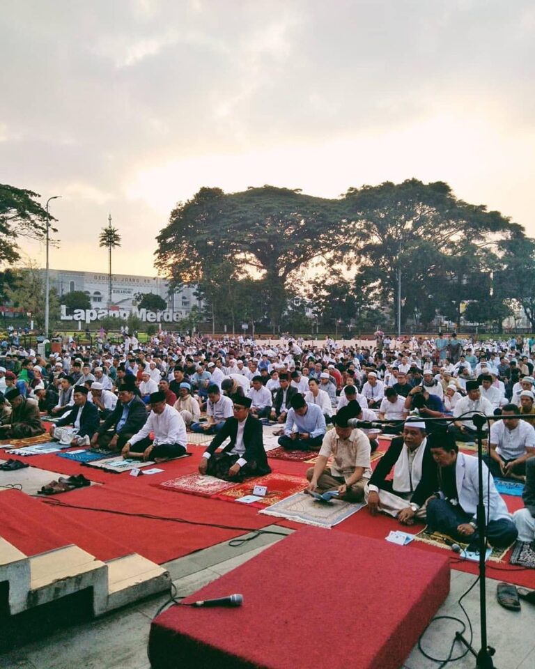 #es_news This morning, after Eid prayers at Lapang Merdeka. We’re so speechless ...